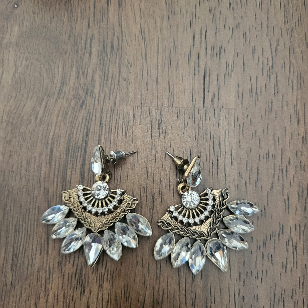 ❤️Beautiful Fashion earrings 1inch by 1 inch